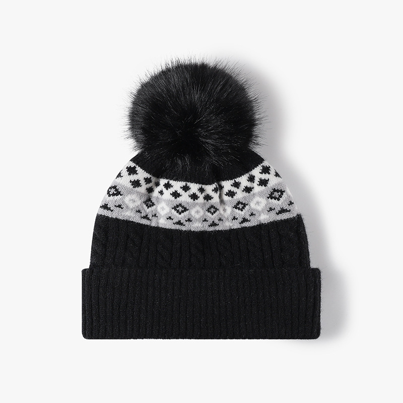 قبعة شتوية دافئة محبوكة بنمط ف - مراجعة Beanie Cuffed Knit وسعره
